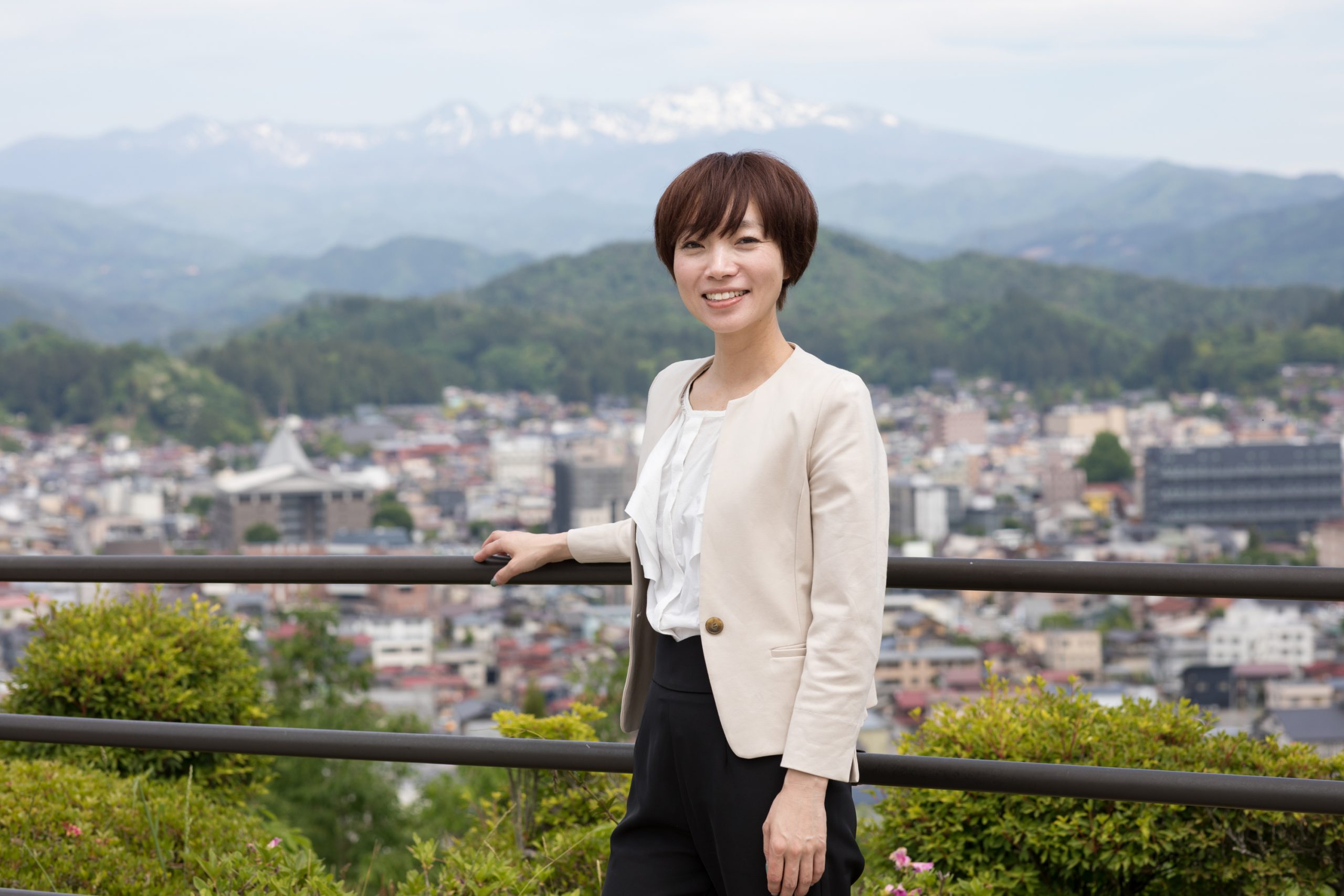代表 周 真希子